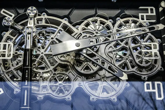 silver and gold bicycle wheel